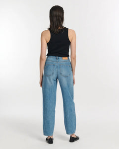 Jean femme en denim léger bleu clair, coupe droite légèrement ample avec ceinture taille haute, conçu pour s’adapter à toutes les morphologies.