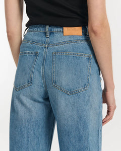 Jean en denim 100 % coton bleu clair avec coupe ballon et taille haute, offrant un confort adapté à toutes les morphologies féminines.