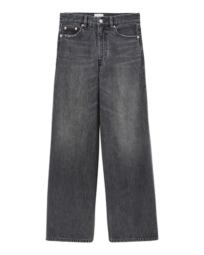 Jean droit en denim gris dusty, coupe large et longue, matière en coton résistante, conçu pour s’adapter à toutes les morphologies féminines.
