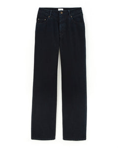 Jean droit pour femme en denim foncé, coupe longue et large, matière 100% coton offrant un confort optimal, style intemporel et adapté à toutes les morphologies.