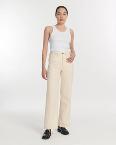 Jean droit en denim écru clair, coupe large et fluide, textile coton épais et structuré pour une tenue confortable et élégante adaptée à toutes les morphologies.