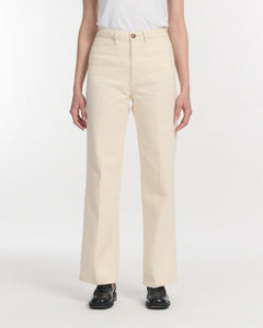 Jean droit en denim écru clair, 100 % coton, coupe fluide et confortable adaptée à toutes les morphologies, idéal pour l'été.
