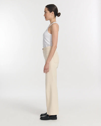 Jean droit pour femme en denim écru, coupe ajustée à la taille et légèrement large aux jambes, matière coton confortable et légère adaptée à toutes les morphologies.