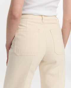 Jean droit en denim écru clair, coupe ample et confortable, en coton épais adapté à toutes les morphologies féminines.