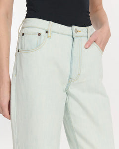 Jean en denim 100 % coton bleu clair avec une coupe droite légèrement ample, adapté à toutes les morphologies féminines pour un confort optimal.