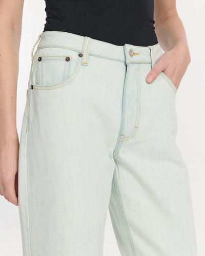 Jean en denim 100 % coton bleu clair avec une coupe droite légèrement ample, adapté à toutes les morphologies féminines pour un confort optimal.