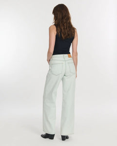 Jean pour femme en denim bleu très clair, coupe droite large et confortable, matière 100% coton adaptée à toutes les morphologies.