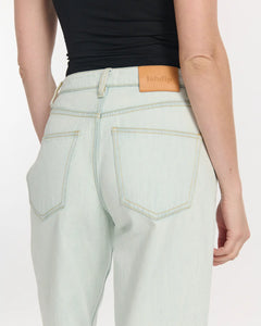 Jean large en denim bleu très clair effet blanc cassé, coupe droite avec poches arrière, confection 100 % coton pour femme, style casual et confortable.