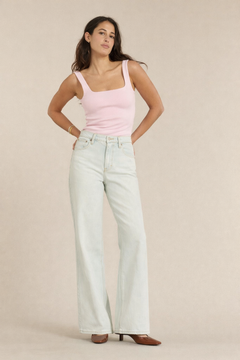 Jean femme en denim bleu clair presque blanc, coupe large et droite, matière en coton confortable, idéal pour un style estival et décontracté.