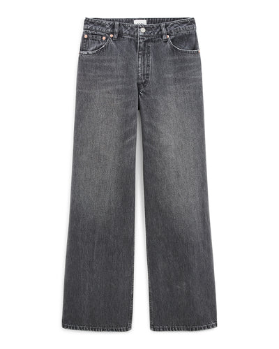 Jean pour femme en denim coton de couleur gris poussière, coupe large et droite offrant un style détendu et confortable adapté à toutes les morphologies.