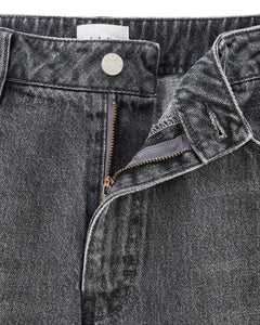 Jean femme en denim 100% coton de couleur gris poussière avec coupe droite et taille haute, matière épaisse et finition soignée avec bouton métallique.