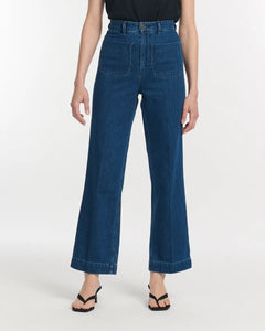 Jean large en denim 100 % coton de couleur bleu foncé, coupe droite avec poches avant arrondies, conçu pour s’adapter à toutes les morphologies féminines.