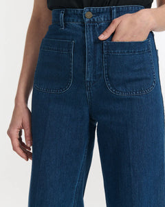 Jean large en denim bleu foncé 100 % coton avec poches plaquées avant, coupe droite qui s’adapte à toutes les morphologies pour un confort optimal.