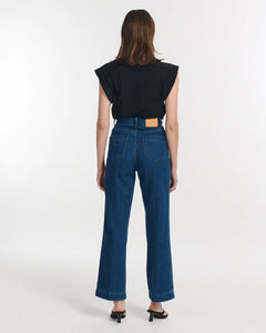 Jean en denim bleu foncé 100 % coton, coupe droite et légèrement large, adapté à toutes les morphologies féminines, offrant confort et style décontracté.