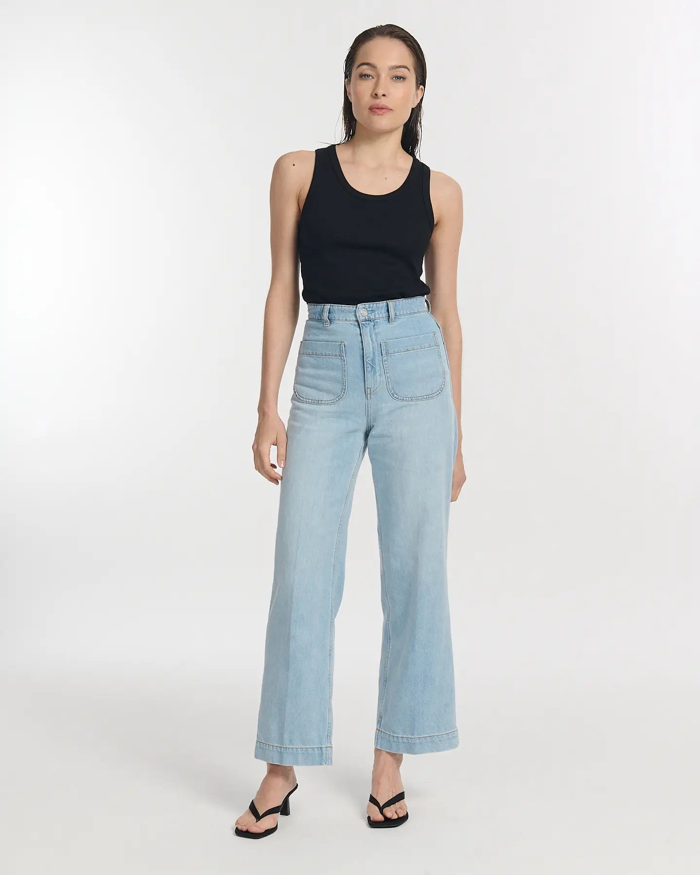 Jean femme en denim léger couleur bleu clair, coupe large et droite avec taille haute et poches plaquées à l’avant, offrant un style décontracté et confortable.