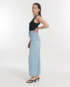 Jean femme en denim léger bleu clair, coupe droite avec taille haute, tissu 100 % coton offrant un fit confortable et adapté à toutes les morphologies.