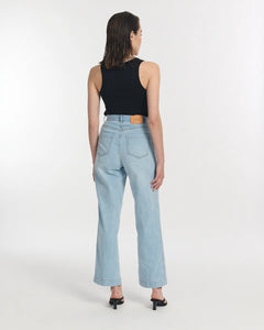 Jean femme en denim léger bleu clair, coupe large et droite, matière 100% coton offrant un confort adapté à toutes les morphologies.