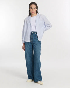 Jean large en denim bleu moyen, 100 % coton, avec coupe droite et taille haute, offrant un confort optimal et un style décontracté pour femme.