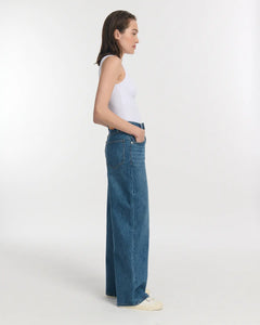 Jean femme en denim bleu moyen, coupe large et droite, matière 100% coton offrant un confort optimal et une adaptation à toutes les morphologies.