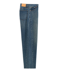 Jean en denim 100 % coton de couleur indigo avec une coupe droite et confortable, conçu pour s’adapter à toutes les morphologies féminines.