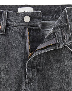 Jean en denim gris poussière, coupe loose avec fermeture zippée, conçu en coton épais et souple parfait pour toutes les morphologies féminines.