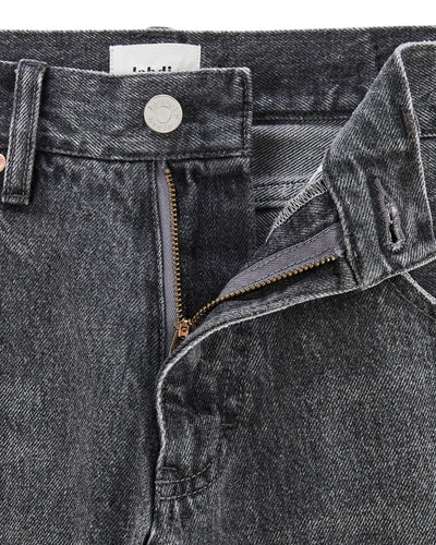 Jean en denim gris poussière, coupe loose avec fermeture zippée, conçu en coton épais et souple parfait pour toutes les morphologies féminines.