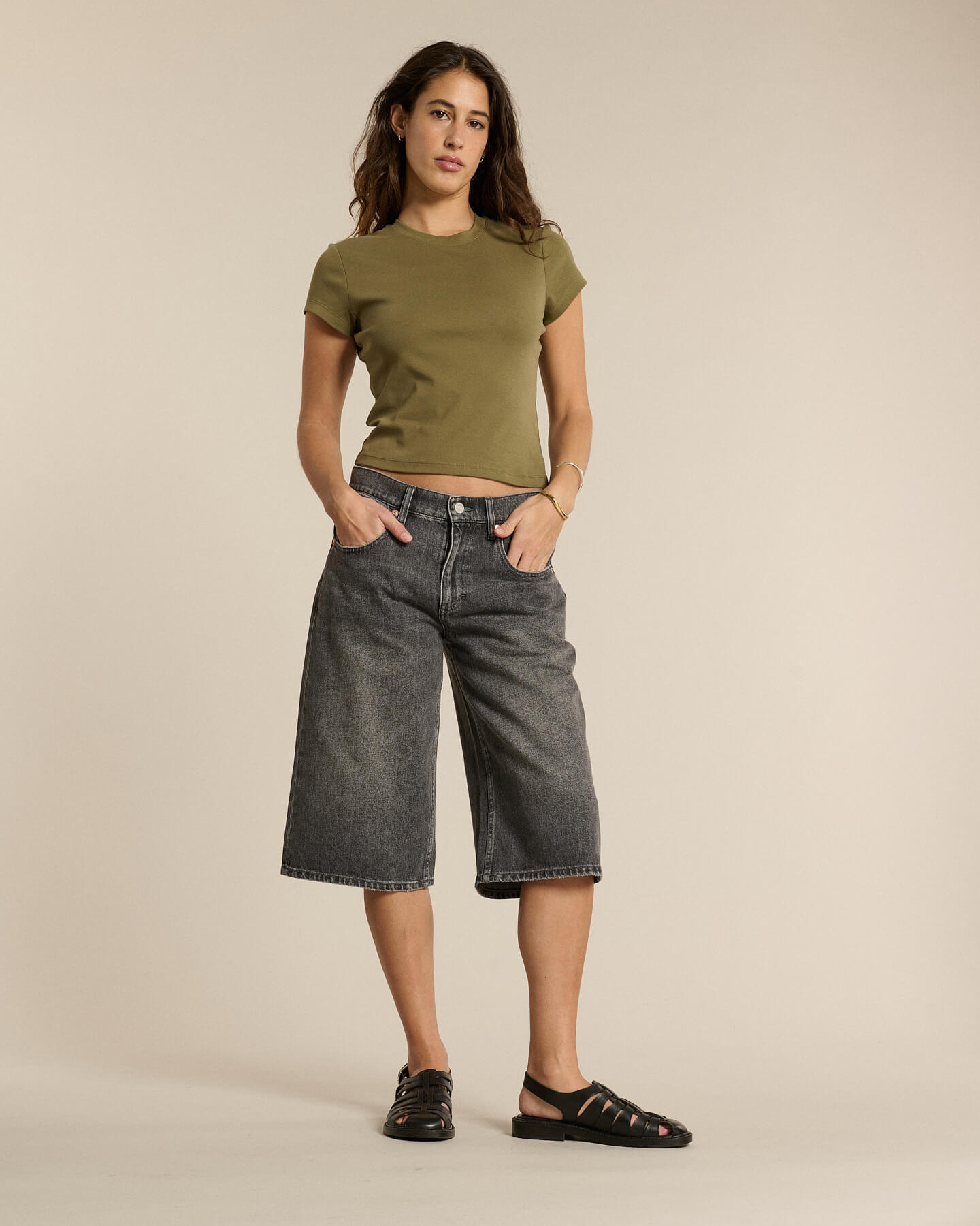 Jean denim gris poussière coupe large mi-longue pour femme, en coton, avec une finition délavée pour un style casual et confortable.