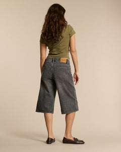 Jean en denim gris poussiéreux, coupe large et longueur mi-mollet, en coton épais offrant confort et style décontracté, idéal pour toutes morphologies féminines.
