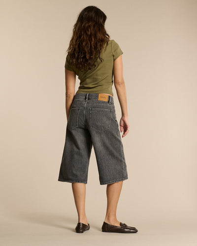 Jean en denim gris poussiéreux, coupe large et longueur mi-mollet, en coton épais offrant confort et style décontracté, idéal pour toutes morphologies féminines.