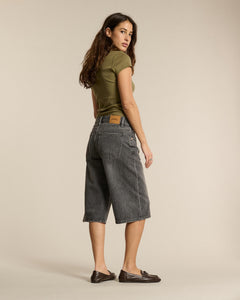 Jean en denim gris poussière, coupe large et mi-longue, matière en coton 100%, offrant un style décontracté et confortable pour femme.