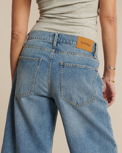 Jean en denim bleu clair effet délavé, coupe large et confortable, matière 100 % coton, s’adaptant à toutes les morphologies féminines.
