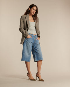 Jean femme en denim bleu clair 100 % coton avec coupe large et longueur au genou, offrant un style décontracté et confortable qui s’adapte à toutes les morphologies.