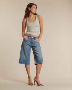 Jean femme en denim bleu clair, coupe large et longueur mi-mollet, matière 100% coton, style décontracté et adapté à toutes morphologies.