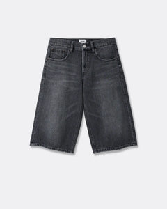 Jean denim gris foncé en coupe large et longueur bermuda, matière 100 % coton offrant un style décontracté et confortable pour femme.