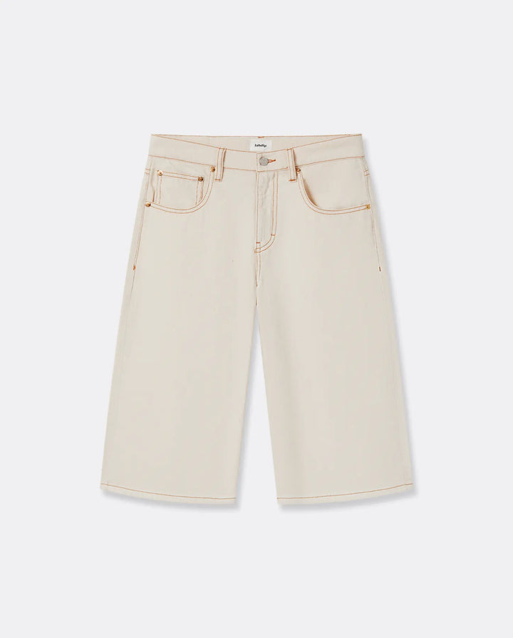 Jean en denim écru clair 100 % coton avec une coupe droite et longueur genoux, conçu pour s’adapter à toutes les morphologies féminines.