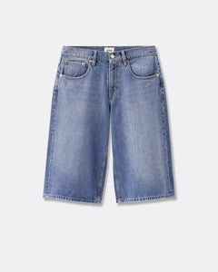 Jean en denim 100 % coton de couleur bleu délavé clair, coupe droite légèrement large, longueur au-dessus du genou, idéal pour femme et confortable en été.