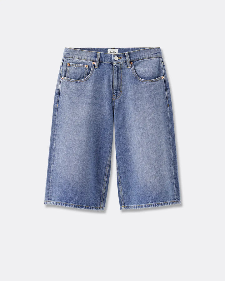 Jean en denim 100 % coton de couleur bleu délavé clair, coupe droite légèrement large, longueur au-dessus du genou, idéal pour femme et confortable en été.