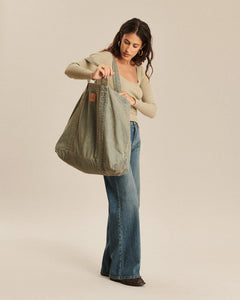 Jean denim bleu délavé en coton, coupe flare avec une finition légèrement usée, conçue pour s’adapter parfaitement à toutes les morphologies féminines.