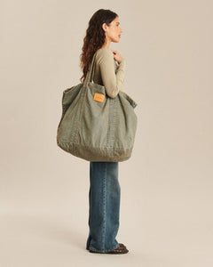 Jean femme en denim bleu délavé, coupe droite et ample, matière 100% coton offrant une silhouette confortable et adaptée à toutes les morphologies.