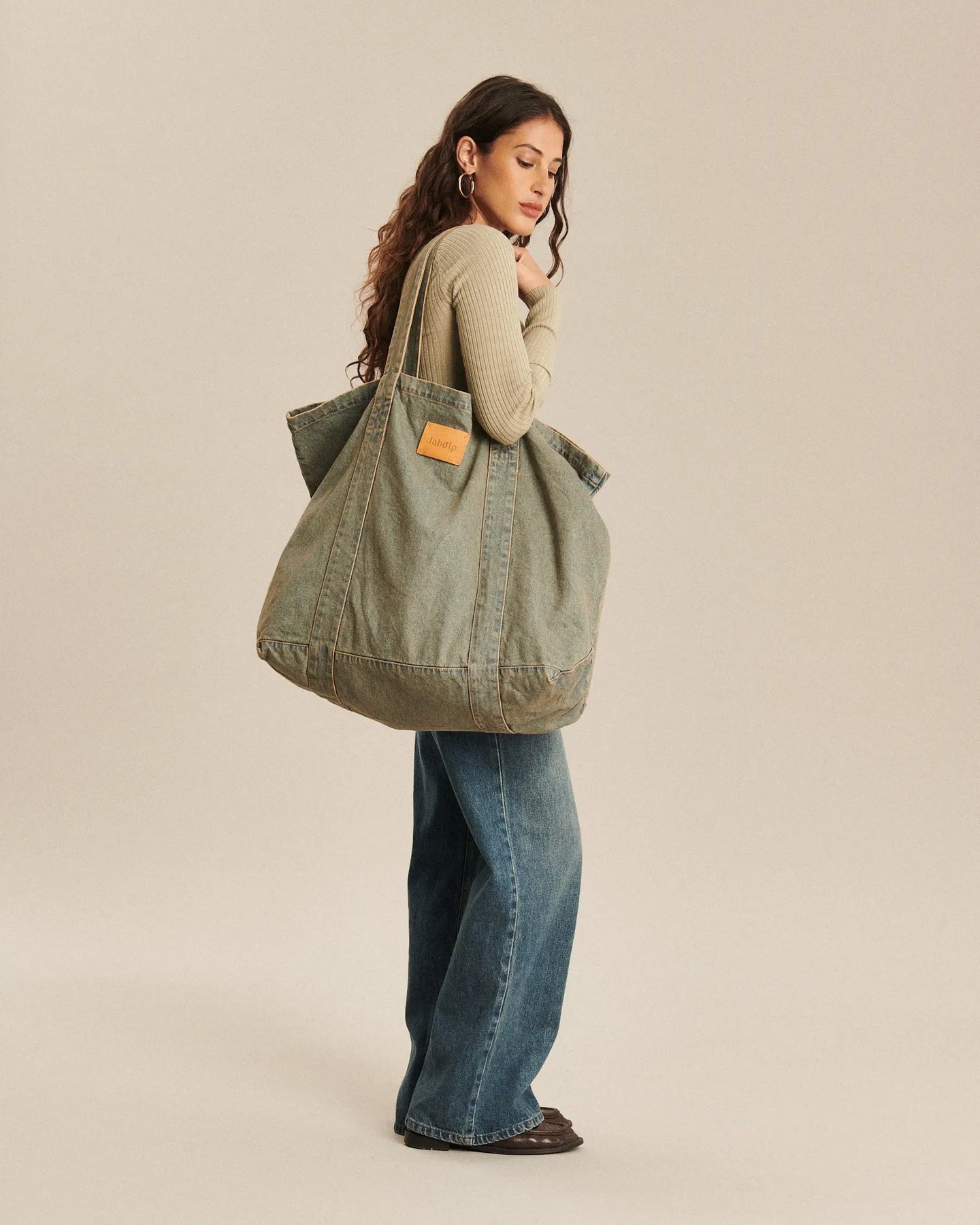 Jean pour femme en denim bleu foncé, coupe large et fluide, matière 100% coton offrant un tombé naturel et confortable adapté à toutes les morphologies.