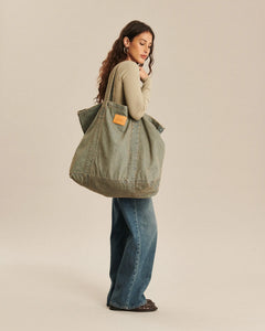 Jean pour femme en denim bleu foncé, coupe large et fluide, matière 100% coton offrant un tombé naturel et confortable adapté à toutes les morphologies.