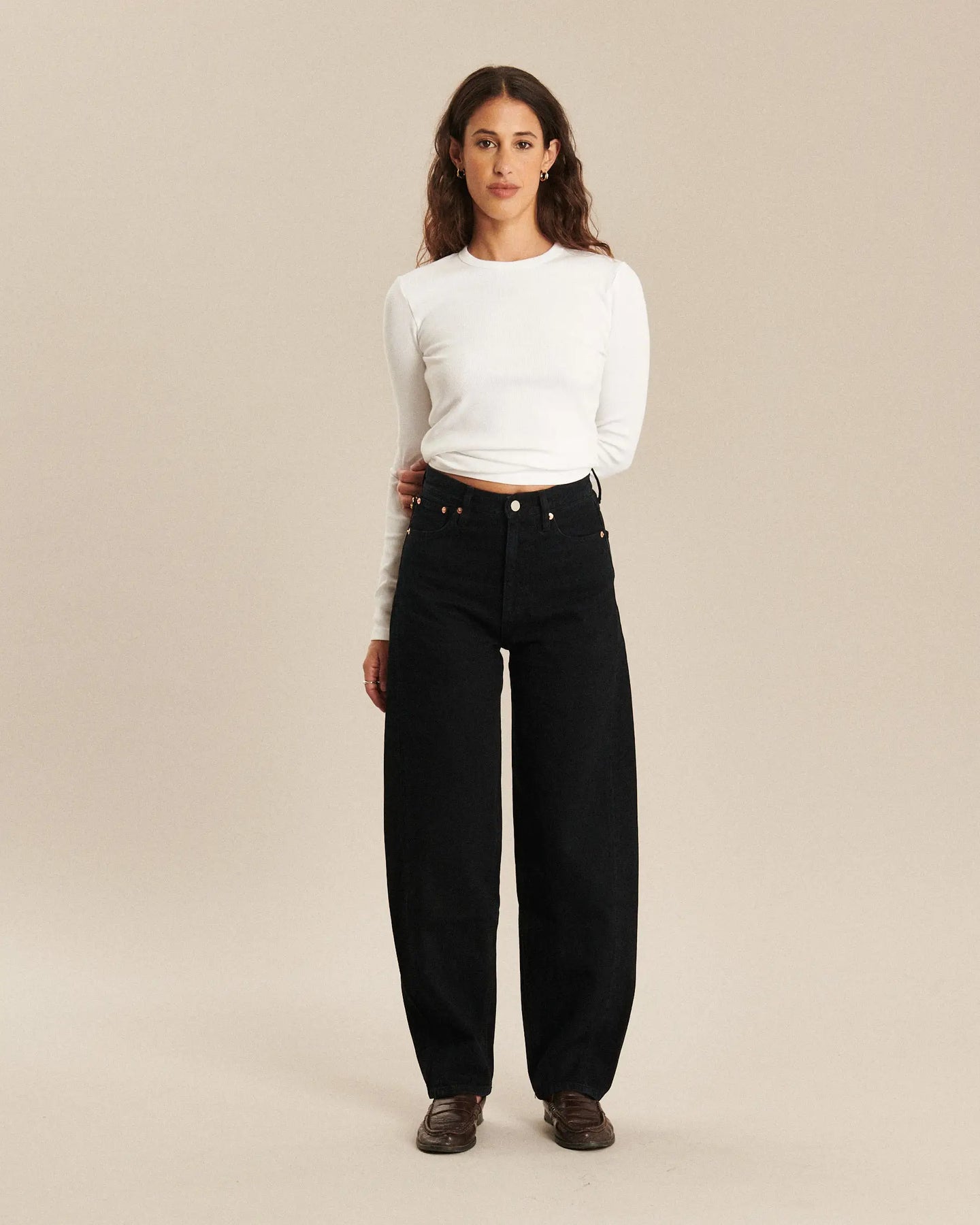 Jean 100% coton noir en denim avec une coupe barrel qui épouse toutes les morphologies, offrant confort et élégance décontractée pour femme.