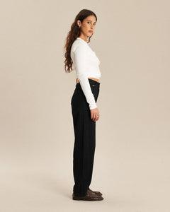 Jean pour femme en denim noir foncé, coupe droite avec une taille haute et un tombé fluide, conçu pour s'adapter à toutes les morphologies.