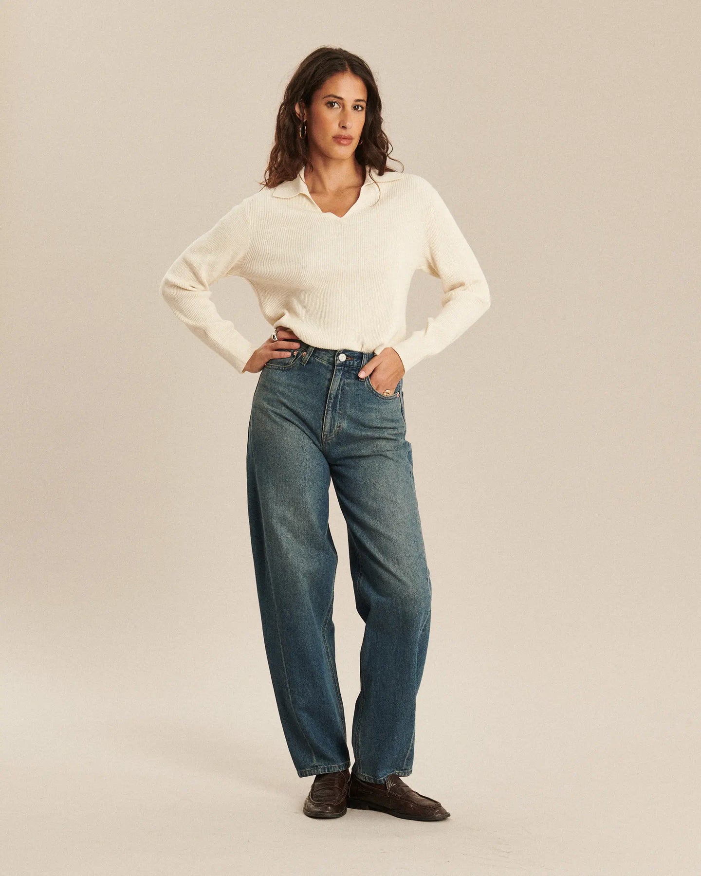 Jean femme en denim 100 % coton bleu indigo avec coupe barrel, taille haute et matière souple offrant un confort adapté à toutes les morphologies.