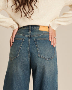 Jean large en denim bleu indigo délavé, coupe ample et confortable, 100 % coton, conçu pour s’adapter à toutes les morphologies féminines.
