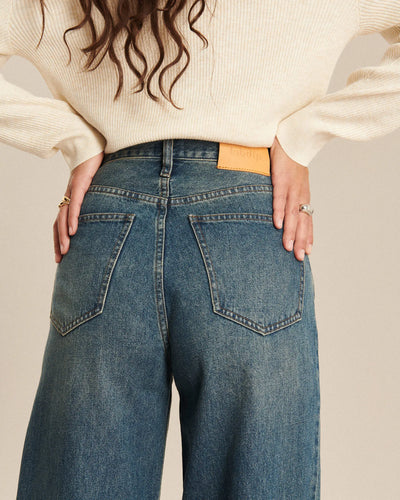 Jean large en denim bleu indigo délavé, coupe ample et confortable, 100 % coton, conçu pour s’adapter à toutes les morphologies féminines.