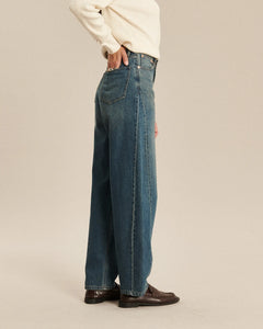 Jean femme en denim coton bleu indigo, coupe droite large et légèrement ballon, offrant un confort adapté à toutes les morphologies.