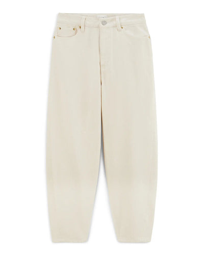 Jean ballon féminin en denim écru 100 % coton, coupe ample aux jambes larges, idéal pour un confort estival et une silhouette décontractée.