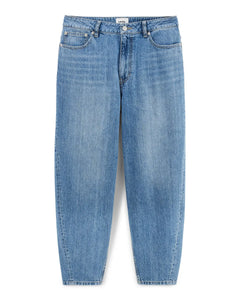 Jean ballon en denim 100 % coton de couleur bleu clair, coupe ample et confortable adaptée à toutes les morphologies féminines.
Jean ballon JEMMA en denim bleu clair présenté à plat, vue de face, coloris IN 27.