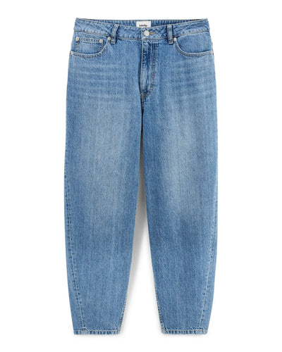 Jean ballon en denim 100 % coton de couleur bleu clair, coupe ample et confortable adaptée à toutes les morphologies féminines.
Jean ballon JEMMA en denim bleu clair présenté à plat, vue de face, coloris IN 27.